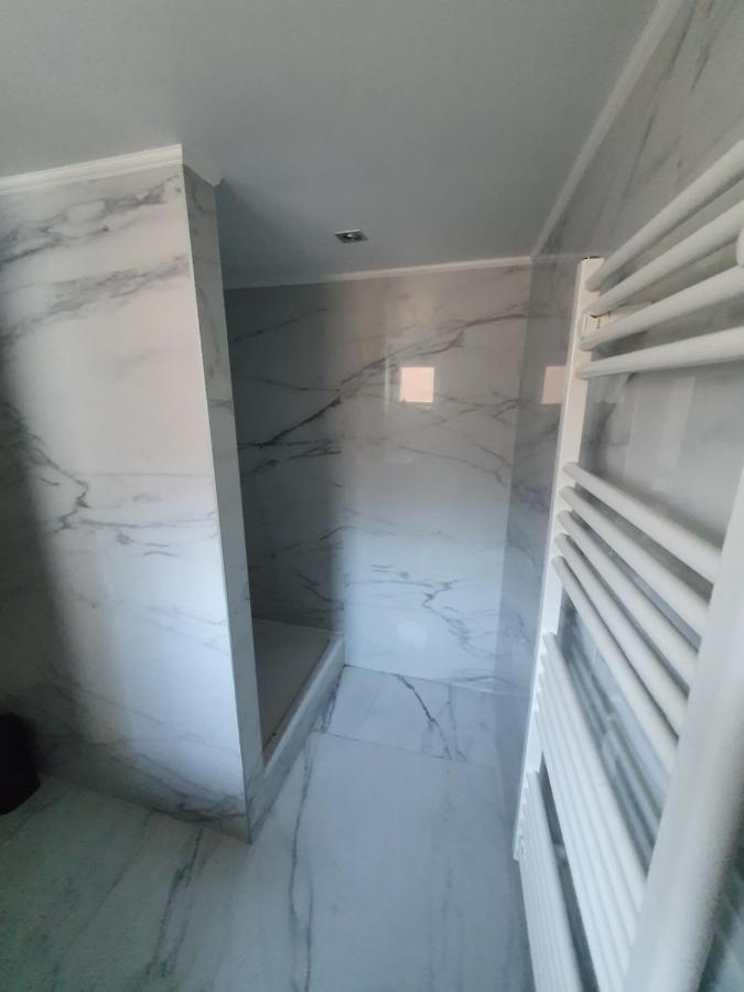 B96 Suites Brussel Bagian luar foto