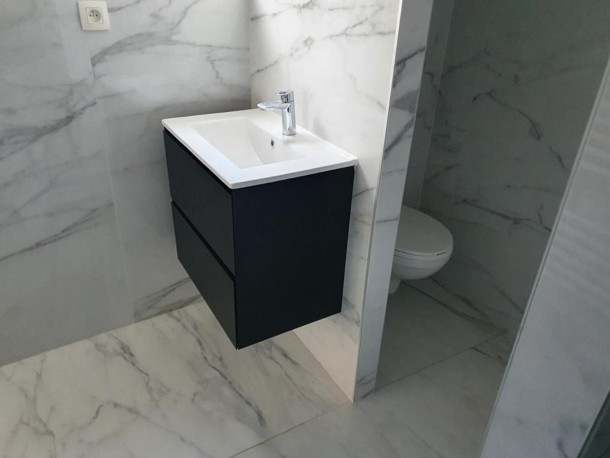 B96 Suites Brussel Bagian luar foto