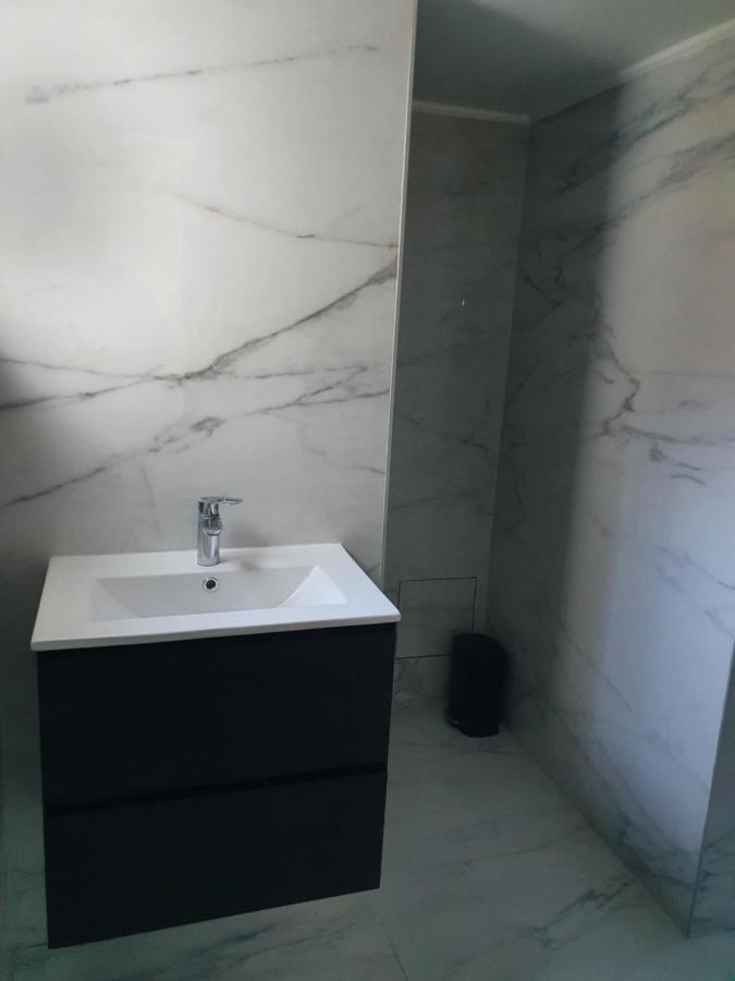 B96 Suites Brussel Bagian luar foto